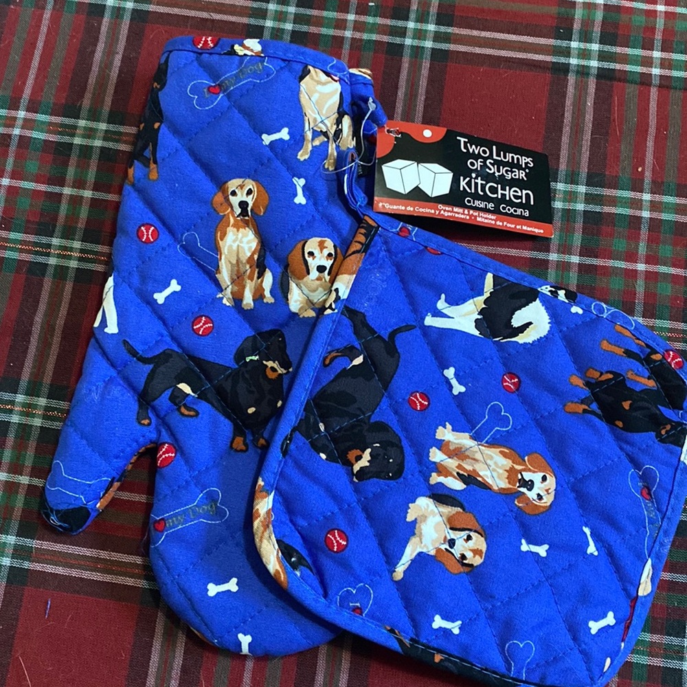 NWT Two Lumps of Sugar Oven mitt and pot holder set
